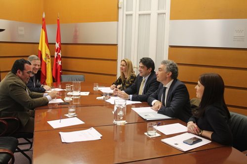 reunion alcalde de boadilla del monte con el consejero de Vivienda y Administración Local de la comunidad de madrid