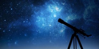 Telescopio y cielo nocturno
