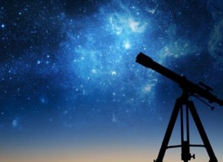Telescopio y cielo nocturno
