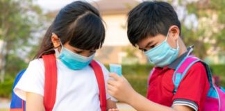 Niños con mascarilla y gel Covid-19