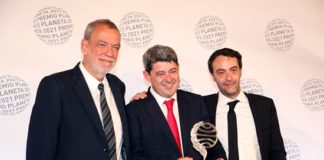 Carmen Mola en la gala del Premio Planeta 2021