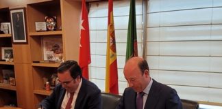 Firma del acuerdo entre el alcalde de Boadilla del Monte y el vicepresidente del Banco Santander para financiar proyectos