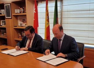 Firma del acuerdo entre el alcalde de Boadilla del Monte y el vicepresidente del Banco Santander para financiar proyectos
