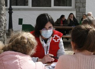 Voluntaria de Cruz Roja atiende a personas refugiadas
