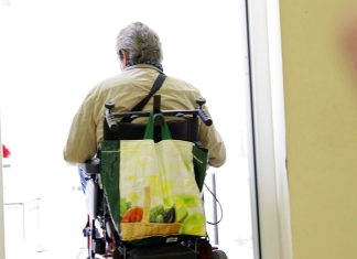 Hombre de espaldas en silla de ruedas, foto asociación contra la ELA