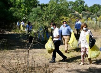 La Reina Sofía y el alcalde javier Úbeda participan en la recogida '1 m2 contra la basuraleza' en Boadilla del Monte