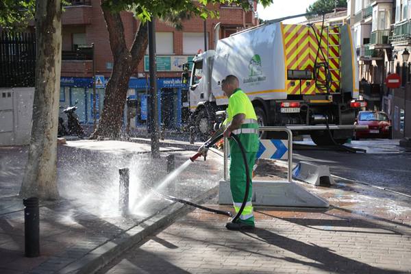 Limpieza especial de verano de las calles de Boadilla del Monte