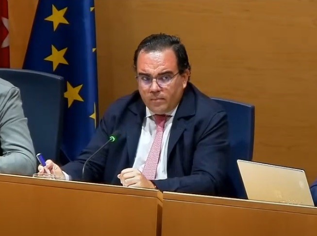 Javier Úbeda alcalde de Boadilla del Monte en el Pleno de septiembre de 2022