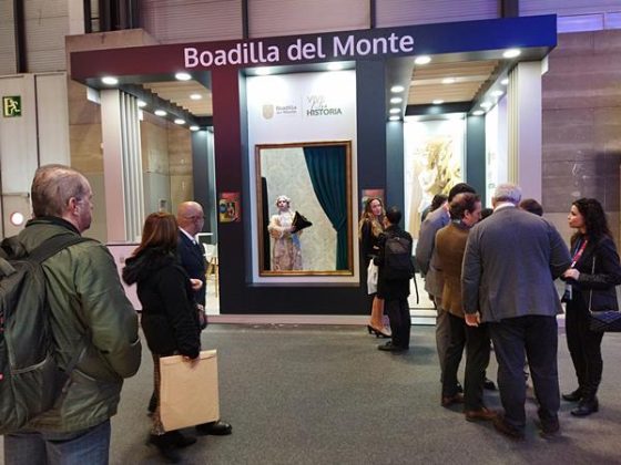 Los asistentes frente al expositor de Boadilla del Monte en Fitur