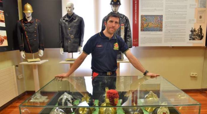carlos espin junto piezas de su coleccion en la exposicion de Bomberos en Villaviciosa de Odon