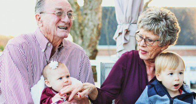 Pareja de personas mayores con niños / abuelos y nietos