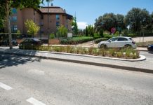 jardineras en la mediana de la calle Junta de Castilla y León en Boadilla del Monte