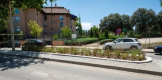 jardineras en la mediana de la calle Junta de Castilla y León en Boadilla del Monte