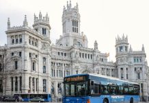 Autobus de la EMT en la Plaza de Cibeles de Madrid