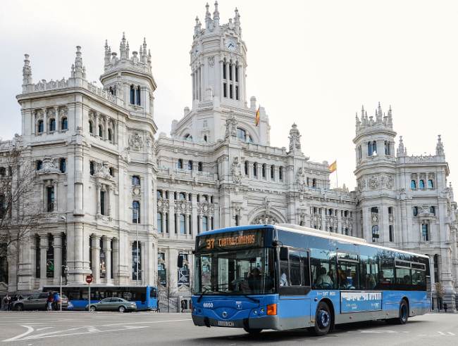 Autobus de la EMT en la Plaza de Cibeles de Madrid