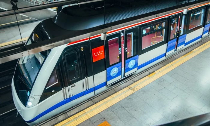 Metro de Madrid, tren en estacion