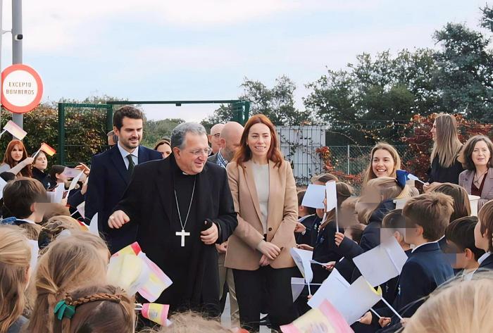 El obispo de la Diócesis de Getafe Gines Garcia Beltran visita a colegio de Boadilla del Monte febrero 2024