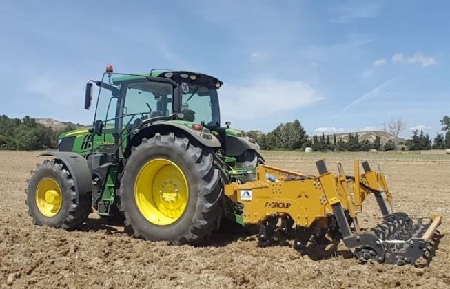 Tractor que labra las &uacute;ltimas tierras de Boadilla
