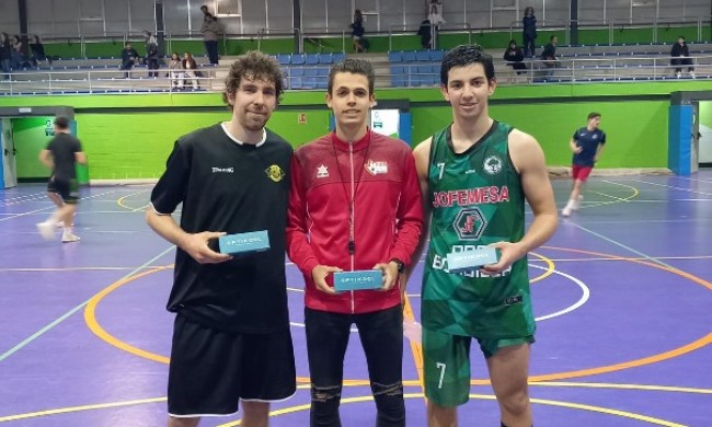 Emilio Boada a la derecha de la imagen, jugador del ADC Boadilla del Monte temporada 2023 2024 Liga VIPS Nacional baloncesto