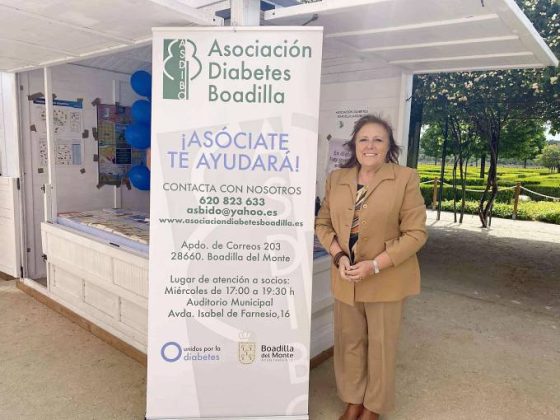 Ángela Lamelas junto al stand de la Asociación de Diabéticos