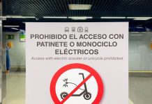 cartel prohibicion patinetes electricos en Metro de Madrid noviembre 2023