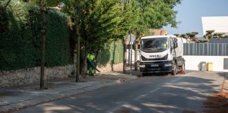 El Ayuntamiento refuerza el barrido de pinocha en las urbanizaciones históricas