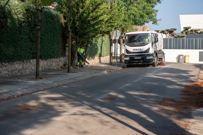 El Ayuntamiento refuerza el barrido de pinocha en las urbanizaciones históricas