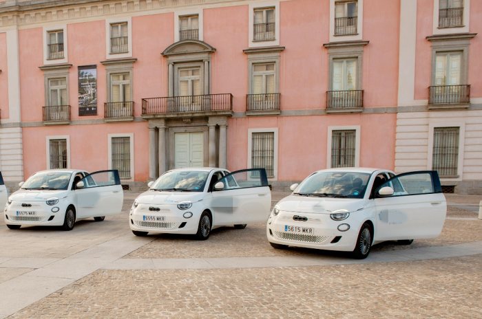 Palacio del Infante D. Luis Boadilla del Monte con coches de prestamo temporal septiembre 2024