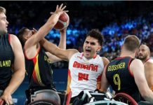 Pincho Ortega rodeado de jugadores alemanes en el partido de cuartos de final de baloncesto en Juegos Paralímpicos 2024 3 septiembre 2024