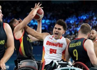 Pincho Ortega rodeado de jugadores alemanes en el partido de cuartos de final de baloncesto en Juegos Paralímpicos 2024 3 septiembre 2024