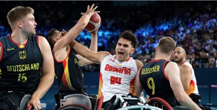 Pincho Ortega rodeado de jugadores alemanes en el partido de cuartos de final de baloncesto en Juegos Paralímpicos 2024 3 septiembre 2024