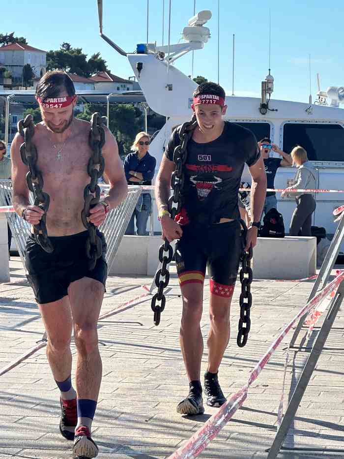 Spartan Jano Rua Rodriguez deportista de Spartan de Boadilla del Monte carrera con cadena