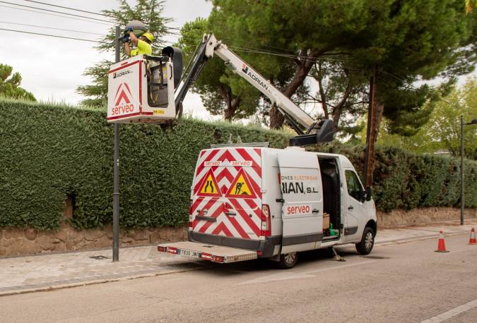 Boadilla del Monte Trabajador cambio alumbrado en urbanizacion de Boadilla del Monte