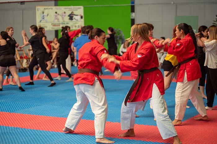 Clase de defensa personal femenina