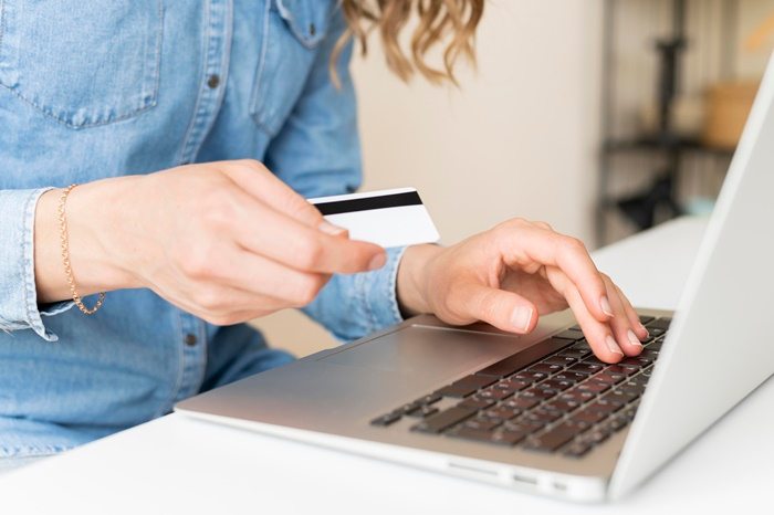 Comprar en Internet Mujer poniendo tarjeta bancaria 11zon
