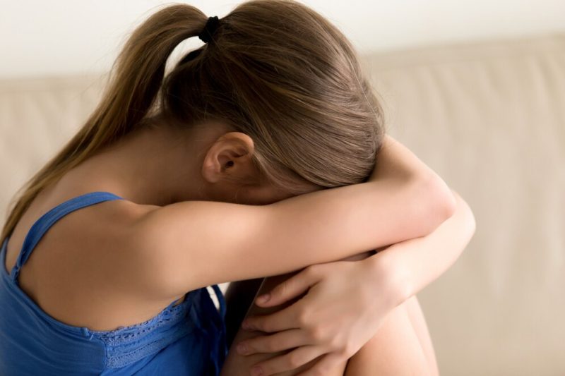 Niños mujer solitaria abrazando rodillas llorando 1163 3872