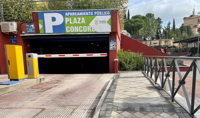 Entrada al aparcamiento municipal de la Plaza de la Concordia en Boadilla del Monte año 2023