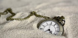 Reloj de bolsillo en arena El tiempo Foto Pixabay