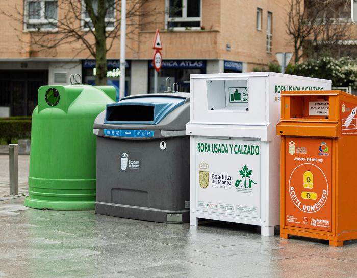 Contenedores de residuos y ropa usada en Boadilla del Monte marzo 2025