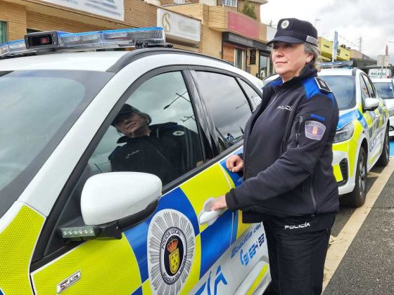 Boadilla del Monte Policia Local Boadilla del Monte Amelia Sanz junto a coche patrulla Foto Boadilladigital 2025
