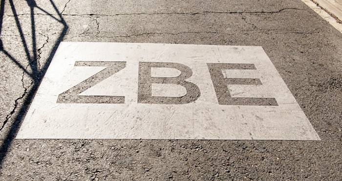 Señal de Zona de Bajas Emisiones en calle de Boadilla del Monte 2024