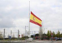 bandera española a media asta en Boadilla del Monte