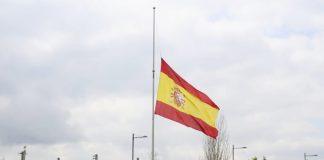 bandera española a media asta en Boadilla del Monte