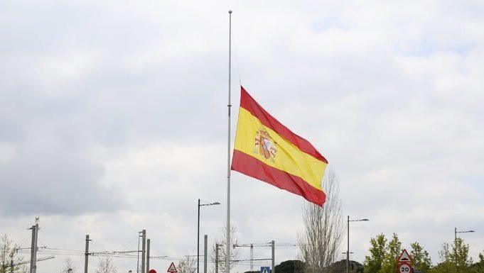 bandera española a media asta en Boadilla del Monte
