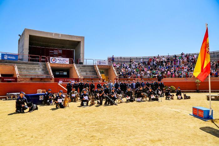Foto de participantes en el I Campeonato de Guías Caninos Policiales y Militares en Mostoles
