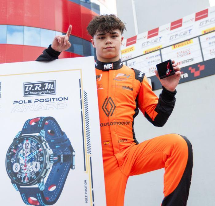 Juan Cota logró una pole en Navarra, aunque no tuvo ritmo en las carreras del Campeonato de España de Fórmula 4 Juan Cota tras lograr la pole en la clasificación de la prueba de Navarra en la F4 España