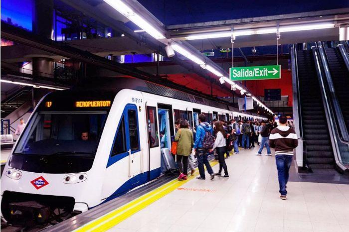 Madrid Metro en aeropuerto Adolfo Suarez Madrid Barajas