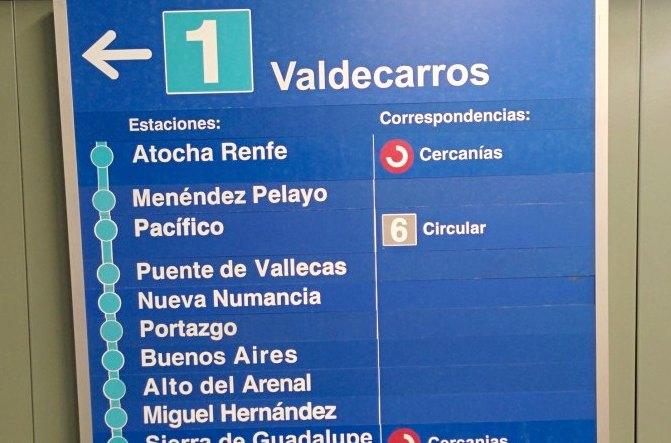 La Comunidad de Madrid estudia ampliar la línea 1 de Metro hasta Madrid Nuevo Norte cartel linea 1 de metro de Madrid