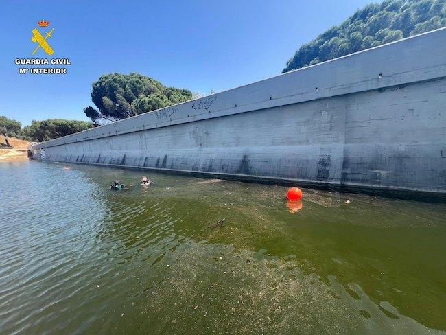 Agente de la Guardia Civil durante la búsqueda de un desaparecido en el Pantano de San Juan el domingo 15 de Junio.