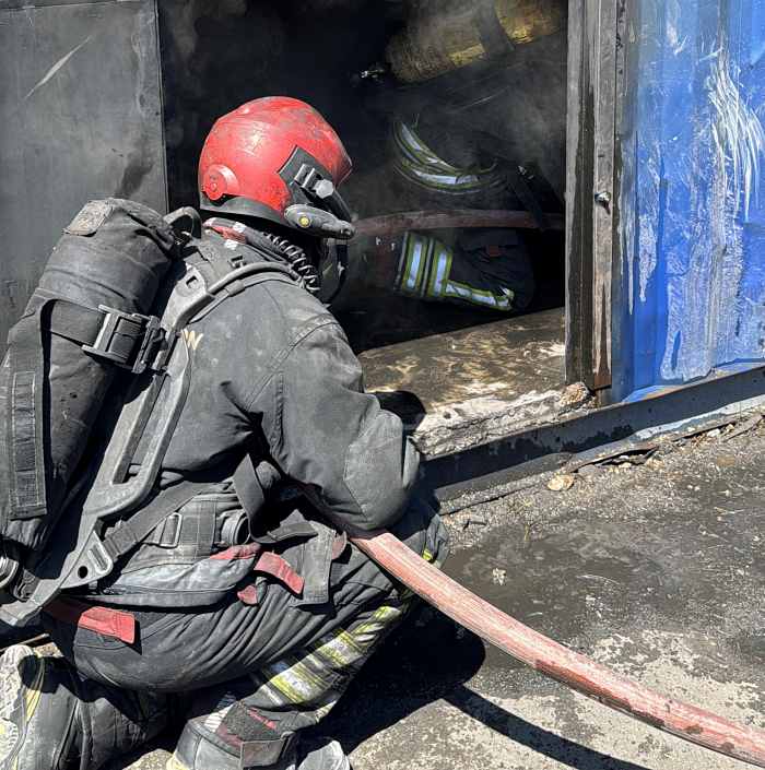 Bomberos de la comunidad de madrid durante incendio en vivienda
